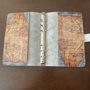 A6 savings binder with 10 zipper envelopes.